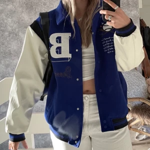 Vår collage jacka  - Säljer denna jacka då jag har för många jackor i min garderob. Används ca 4 ggr, inga fläckar eller skråmor 🫶🏼