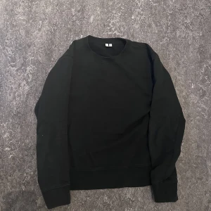 Arket sweatshirt - Mörkgrön Arket sweatshirt i storlek small.