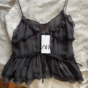 Svart topp  - Säljer denna fina topp ifrån zara då den inte passar på mig!! Perfekt för fest🪩toppen är i storlek M men passar s lika bra. Prislapp kvar! Skriv vid funderingar.
