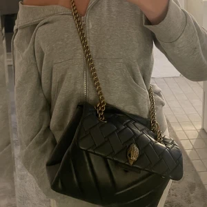 Kurt geiger vädka - Säljer nu min snygga Kurt geiger väska då jag funderar på att köpa annan, i bra skick o inga tydliga defekter alls, i medium storleken så väldigt rymlig