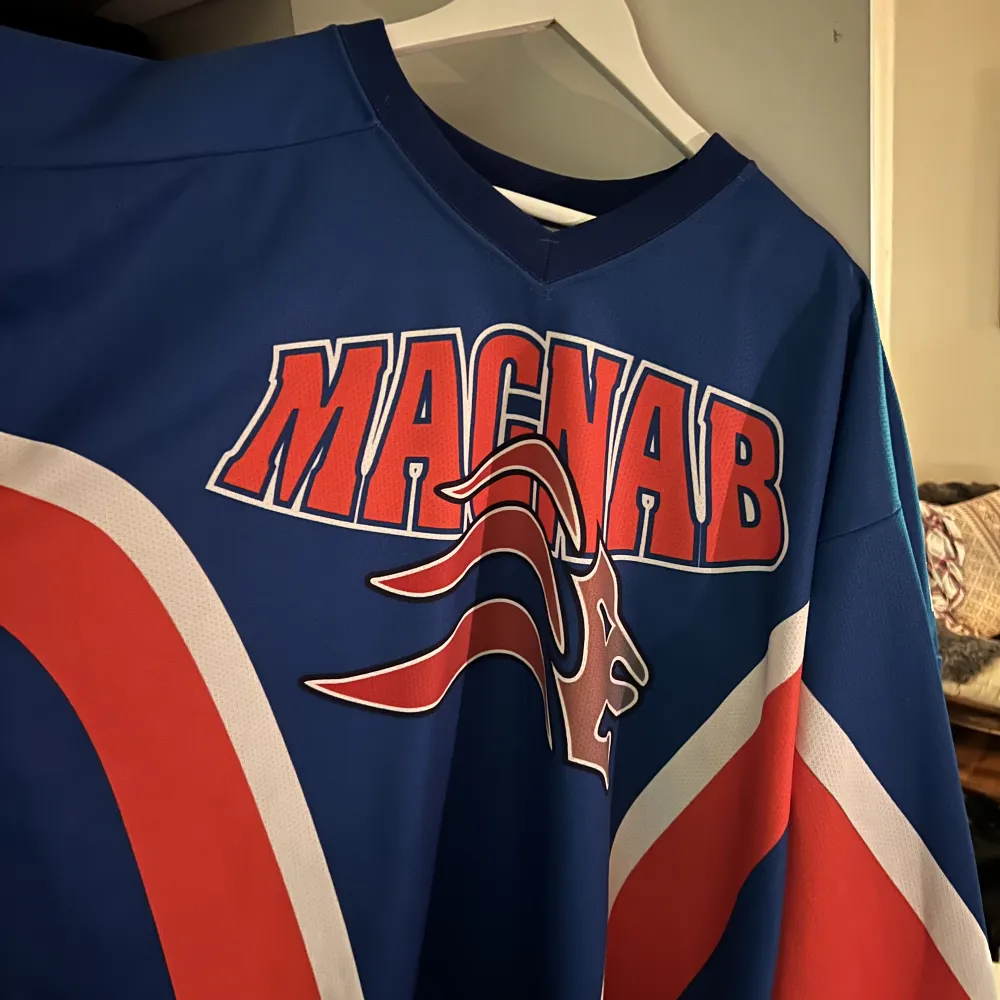 Hockey tröja köpt från asos marketplace, second hand. Använd som en sportig klänning. Unikt snyggt plagg. Hoodies.