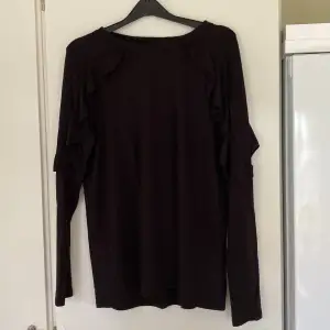 Söt svart långärmad tröja med volanger från Gina tricot🫶 Kontakta vid frågor!