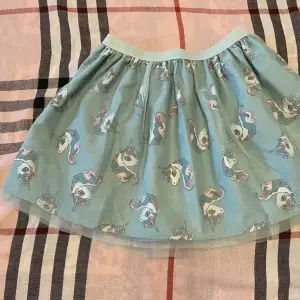 Helt nytt kjol till barn, utan lapp. Färg: mellan grön och blå.