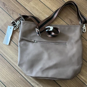 Helt ny väska - Helt oanvänd med lapparna kvar