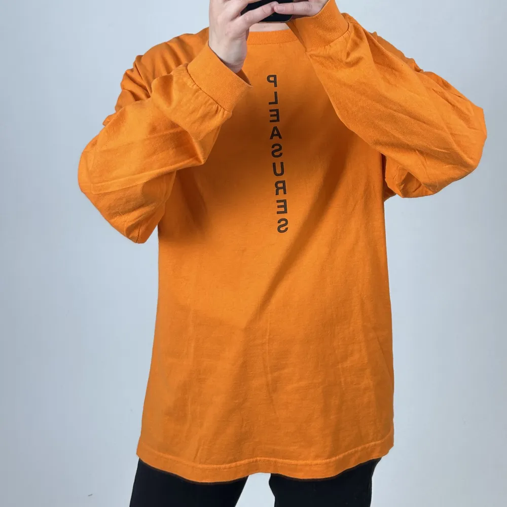 Cool tröja från pleasures i orange. Den är 100% bomull och så skön att ha på sig 💛. Toppar.