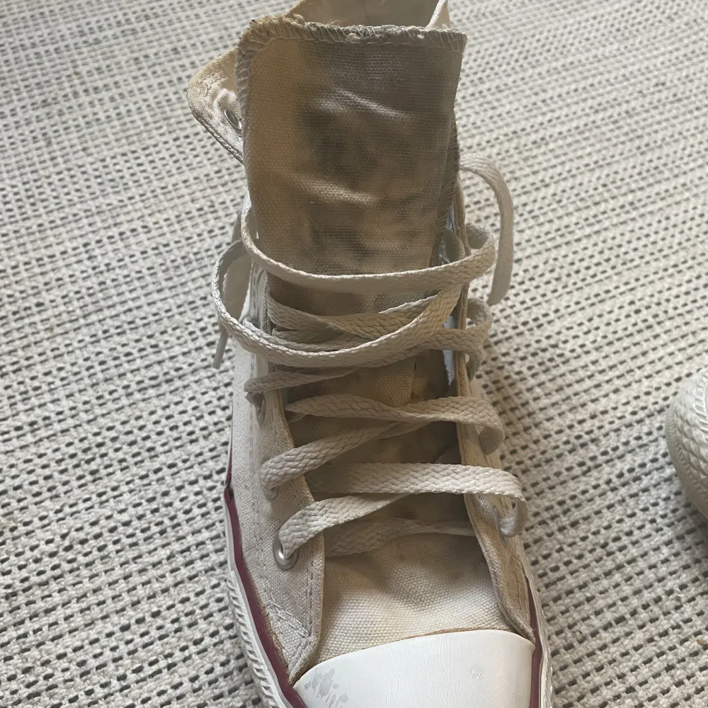 Vita converse, de är in använt skick misfärhade på framsidan men det är inget man ser när man knyter dom. De har även släppt lite i kanten på skorna därav priset. Storlek 38. . Skor.
