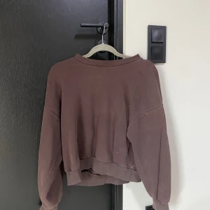 Brun sweatshirt  - Brun sweatshirt från gina i storlek S, 50kr