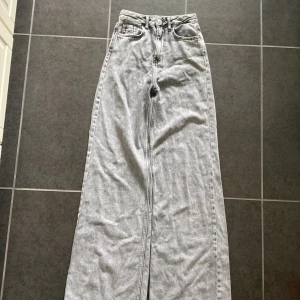 Grå jeans. - Jättefina jeans, använda en gång, nyskick. Köpta från asos.
