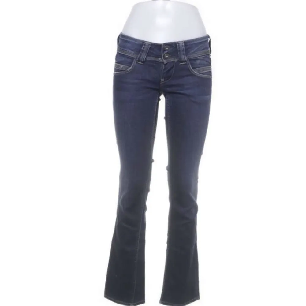 Ett par bootcut/straight pepe jeans, bara använda 1 gång i nyskick🤗 Dom är i storlek 25/23 men skulle säga passar 25/26, är ca 166/167 Priset går diskutera. Jeans & Byxor.