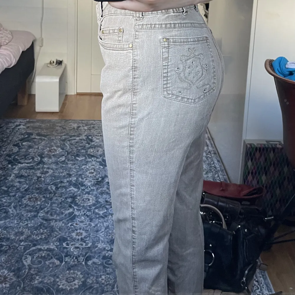 jeansen är typ grå-bruna, skriv vid funderingar🤍. Jeans & Byxor.