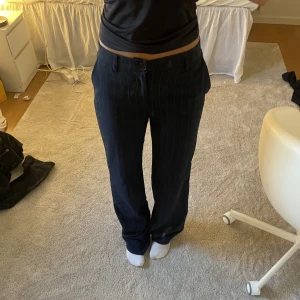 Randiga kostymbyxor  - Mörkblå randiga kostymbyxor från pull&bear, skriv för fler frågor😊