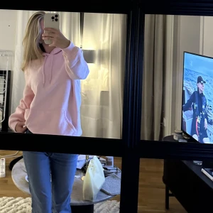 Rosa hoodie - Rosa hoodie, nyskick. Storlek M. 🩷köpt för 449, endast använd 1 gång.