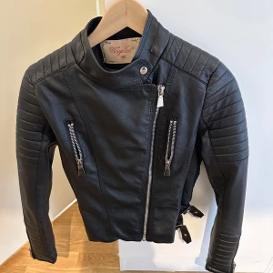 Chiquelle skinnjacka 38 - Skinnjacka från chiquelle stl 38  Aldrig använd endast testad  Väldigt liten i storek jag är normalt 34/36 