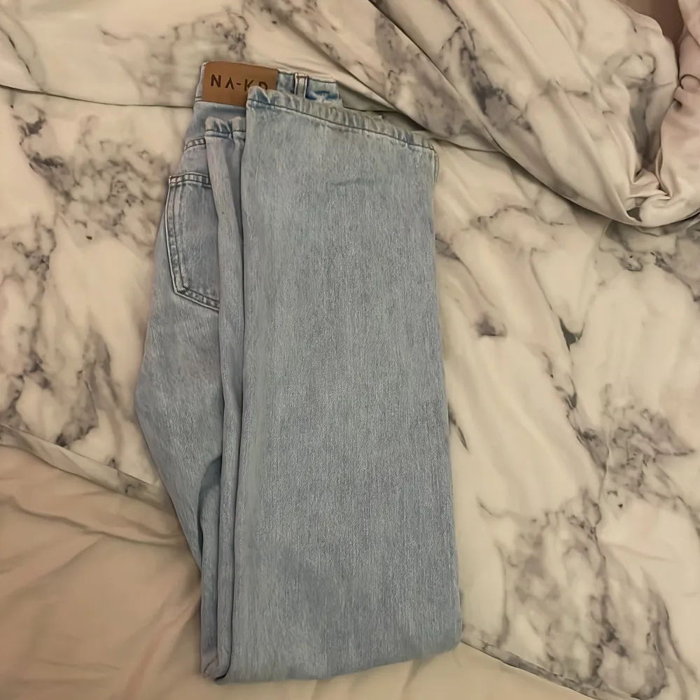 Ett par jeans med slits ifrån Naked, storlek 32, använda endast en gång . Jeans & Byxor.