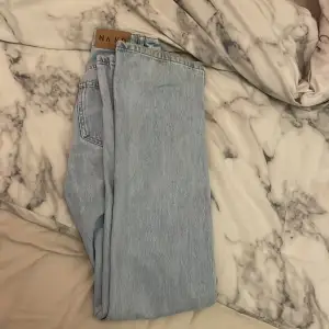 Ett par jeans med slits ifrån Naked, storlek 32, använda endast en gång 