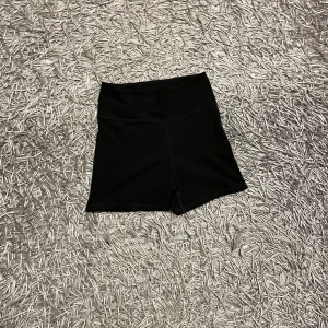 Tränings shorts  - Nästan aldrig använda shorts! Jättefina basic shorts från hm! Storlek xs. 