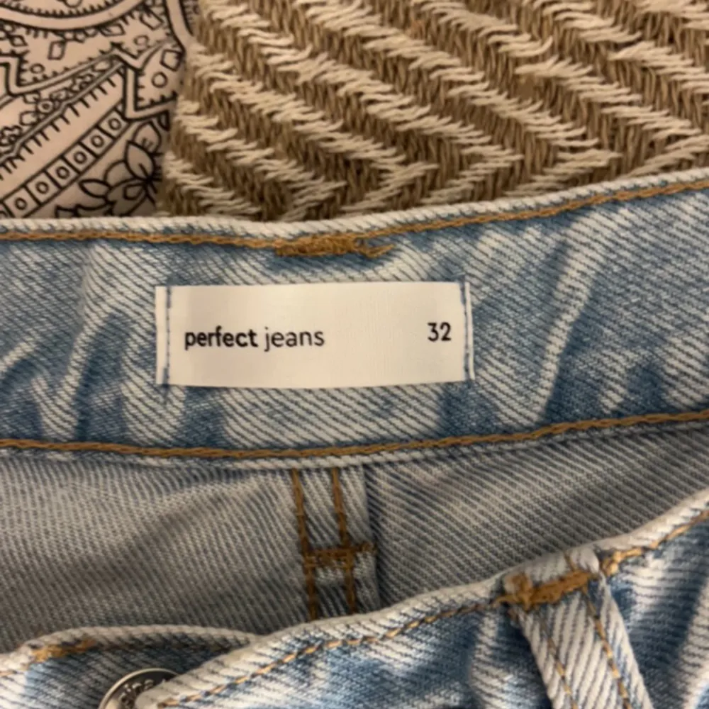 Dem här byxorna ifrån Gina tricot hänger ändå bara i min garderob så dags att sälja❤️‍🔥. Jeans & Byxor.
