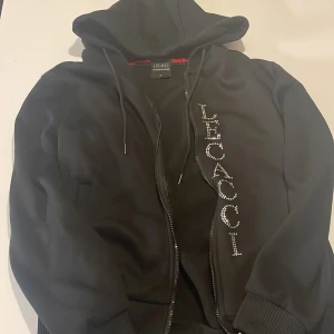 LECACCI hoddie - Säljer denna superfina hoodien i stolek M, aldrig använd alltså är tröjan i nyskick. Tröjan är utsåld på hemsidan och nypris ligger runt 1000, kom med egna bud i chatten. Köparen står för frakten.