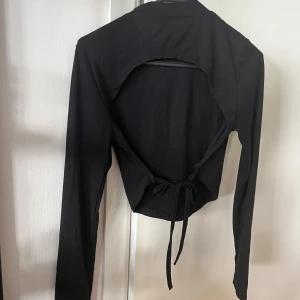 Tröja öppen rygg  - Ribbad tröja med öppen rygg 