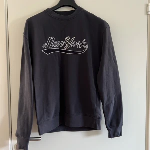 Mörkgrå crewneck - Mörkgrå tjocktröja med newyorktryck. Använd fåtal gånger, inga defekter. 