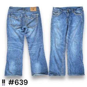 True religion jeans #639 - True Religion jeans i model Ricky Big T 💜 Tag 36/34W 💜Midja (rakt över) 45cm 💜 Innerben 75cm 💜 Ytterben 100cm 💜 Benöppning 24cm 💜 Lossnad front på knappar bak.  💜Våra mått blir W=35, L=29 💜 Men jämför alltid måtten💜639 andra bilden e samma bralla 