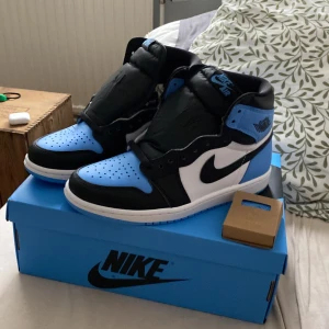 Nike Air Jordans 1 - Säljer dessa nya Air Jordans 1 blåa, har storlek 39 och storlek 40