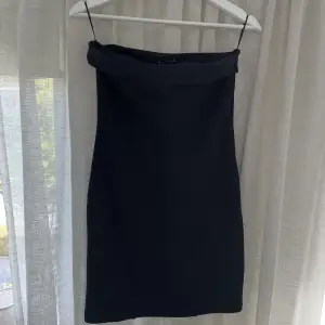 Säljer denna svarta mini klänningen  från Bershka, storlek M men skulle säga att den passar som S. Säljer för 200kr köparen står för frakten✨ skriv privat för bild med klänningen på :)