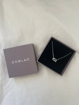 Edblad  - Säljer detta superfina silvergalsbandet från Edblad då jag fick det i present men använder mest guld smycken✨ halsbandet är oanvänt och orginalboxen får du💗köparen står för frakten! Pris kan diskuteras. 