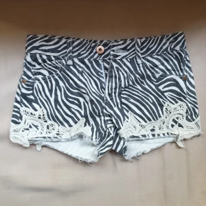 Zebra shorts - Oanvänd.  Liten i storleken. Bredd runt midjan: ca 75cm, Längd framtill: 23cm, Längd baktill: 26cm.