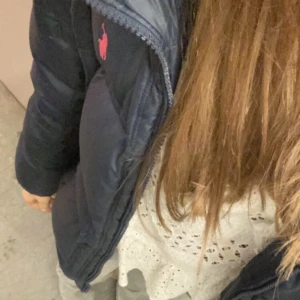 Ralph Lauren Jacka - Säljer min jätte snygga Ralph Lauren Jacka. Använd ett fåtal gånger nästan i ny skick inga skador! Skriv om ni är intresserade 