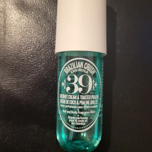 Sol de janiero 39 - Säljer min sol de janiero då den inte kommer till mer använding. Har använt lite men det finns massor kvar! Den här doften tillverkas inte mer därför har jag priset 200kr trots att den är lite använd❤️