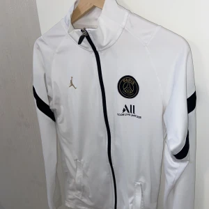 PSG tröja - PSG tröja som säljs eftersom den är för liten på mig. Skriv för fler frågor