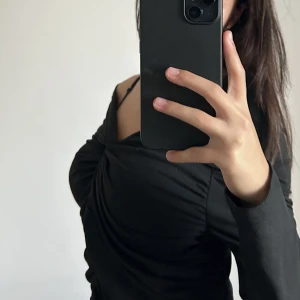 Tröja - En fin tröja som är helt ny o aldrig använt den har även en pris lapp som är kvar. Storleken är M men passar vekligen S