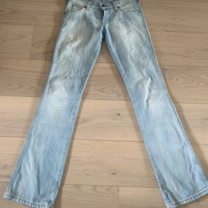 Lågmidjade Jeans Bootcut - Köp direkt 350kr❤️ Jeans som tyvärr är för små för mig, Jag är 167 och dom sitter perfekt i längden. Just nu har de ett pyttelitet hål på högra bakfickan men syns knappast, också lite slitet längst ner på byxorna vid fötterna men ingen man tänker på❤️