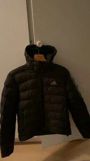Adidas Jacka - Adidas jacka som är i helt okej skick, säljer för att den är för liten för mig nu. De enda defekterna jackan har som jag är medveten om är 2-3 små hål som är inte ens märkbara från medel-långt håll, alltså är de bara märkbara om man stirrar in i dom. 