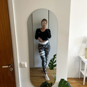 Träningstaights - Säljer dessa Träningstaights från stronger i storlek s. 