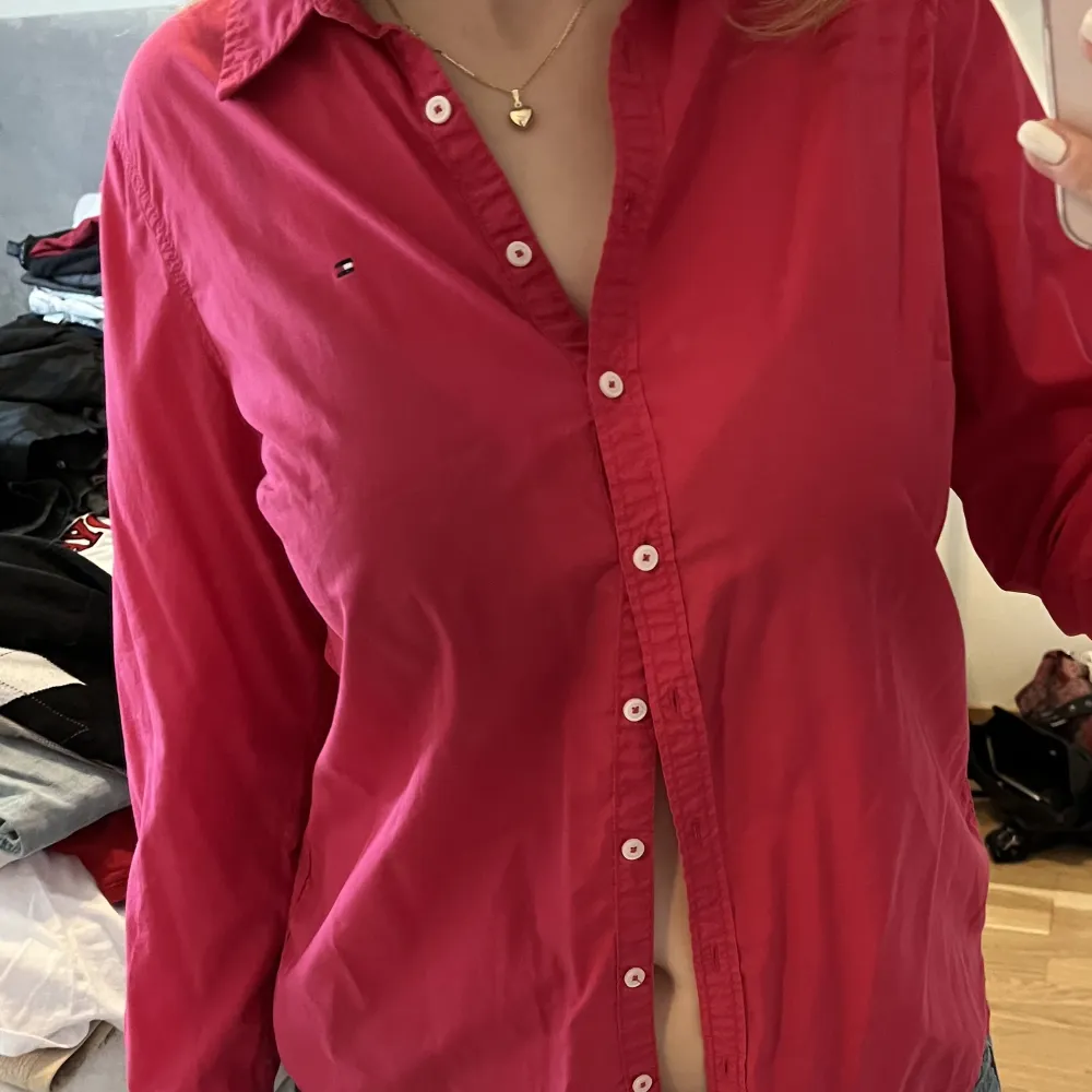 Rosa skjorta frpn Tommy Hilfiger, osäker på storlek men passar bra på mig som har M. Använt ett par gånger men i bra skick!. Toppar.