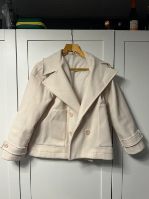 Design by si  - Säljer min kappa från design by si för den inte alls kommit till användning. Storlek XS/S. Köparen står för frakten. Ny pris 800kr