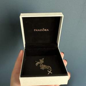 Säljer detta korshalsband från Pandora! Det kommer aldrig till användning då jag inte använder silversmycken. Skriv för fler bilder! (Köpt för ca 1000kr) 