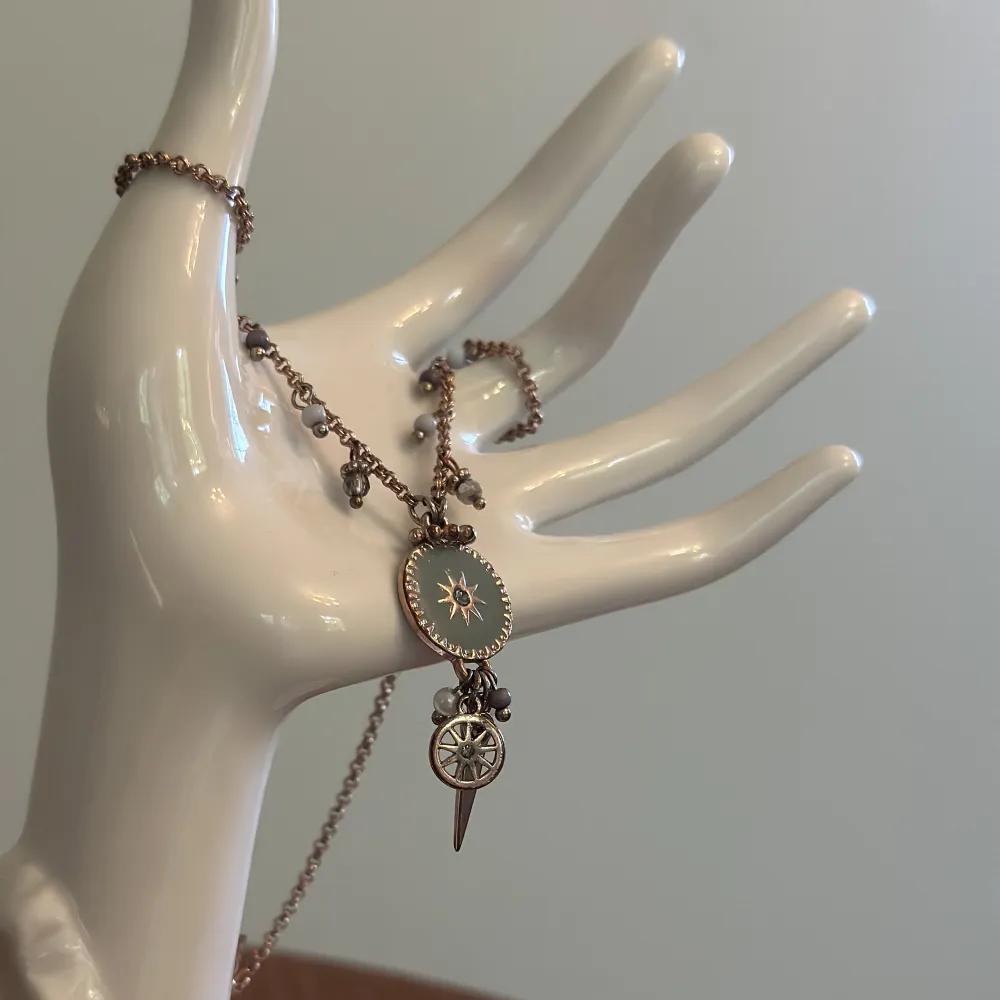 Ett jättefint, unikt halsband från pilgrim i roséfärgad metall och turkosa detaljer 🫶 väldigt bohemiskt och så vackert! . Accessoarer.