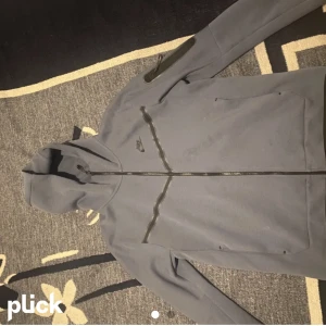 Nike Tech Fleece - Hej jag säljer en Nike tech eftersom  den är för stor för mig. Och jag bryr mig inte så mycket om priset faktiskt säg till om ni har frågor 💎
