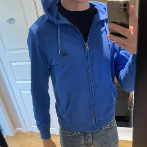 United color of benetton hoodien  - Hej, säljer en zip hoodie från märket ”United Colors Of Benetton” bra kvalitet och inga defekter. 
