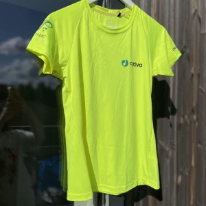 Träningstopp  - Gul träningstopp från ett företagslopp. Riktigt bra kvalitet men kommer inte till användning