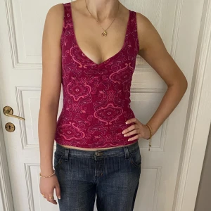Mönstrat linne - Linne med v-ringning i underbart mönster! Stretchig mjukt material💗Storleken passar XS-S. Skriv vid funderingar och kolla in alla andra snygga plagg jag säljer😇💗