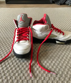 Jordans - Jordan 5 skor i storlek 38,5. Använda men bra skick 