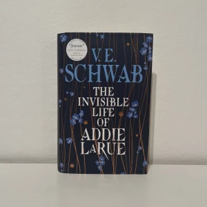 The invisible life of Addie LaRue - En jättespännande och prisbelönt bok som också är väldigt populär på booktok! Hardcover och i fint skick! 💙