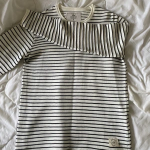 Fin randig tröja  - Fin och skön randig svart och vit kofta från krostadt i storlek S. Aldrig använt. Kom priv för fler frågor! :)