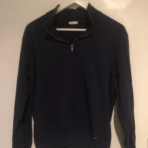 Half zip  - Säljer en skön half zip från Kappahl, säljer den pga att den är för liten. Skicket är 9/10. Har ni frågor eller funderingar det är bara att fråga på!😉