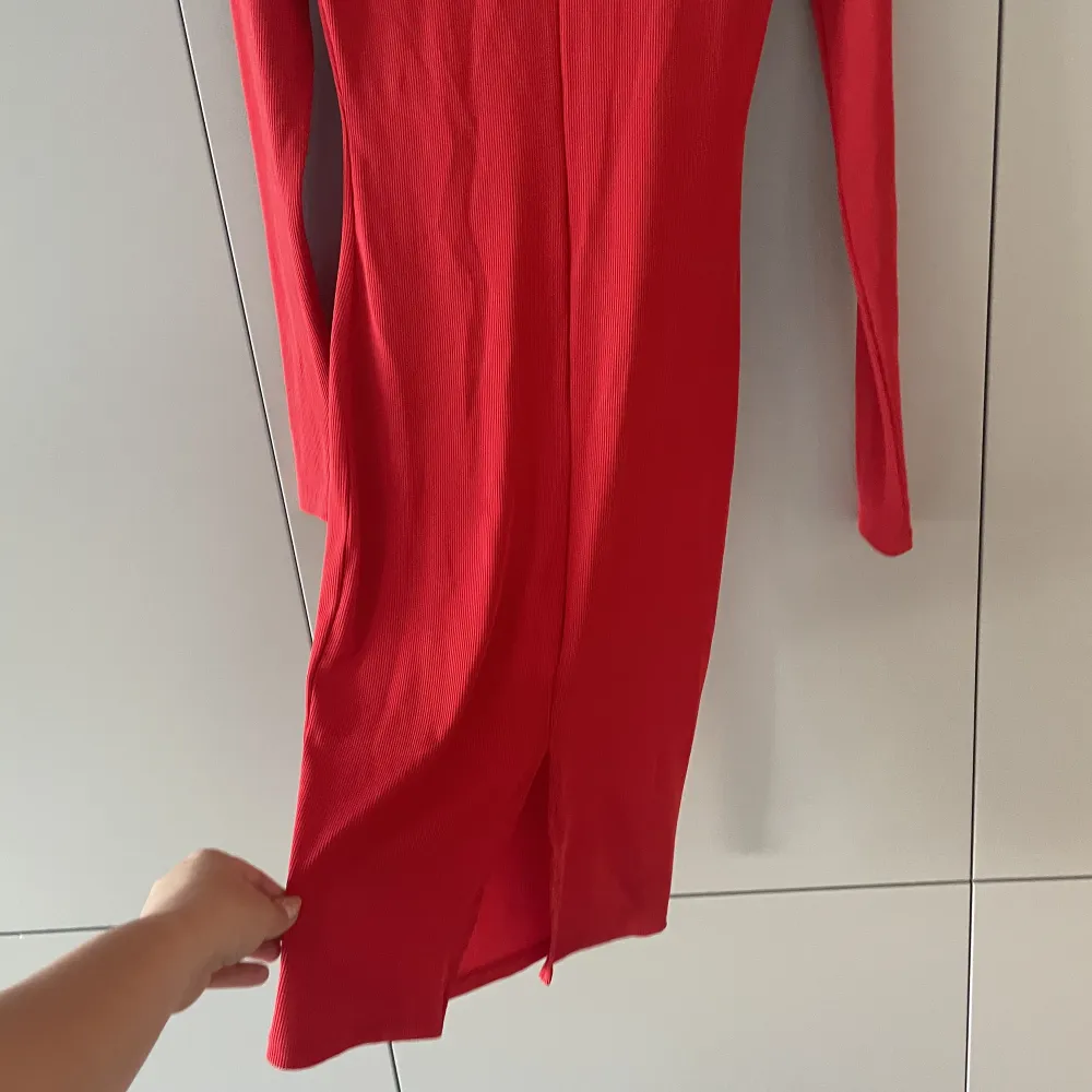 Röd klänning från Carin Wester. • Mateial i stretch • Använg få gånger  • jag är 180cm och klänningen slutar vid mina knän  • Slits bak  • storlek XS. Klänningar.