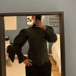 Blus - Jättefin blus som är perfekt nu till hösten, har så fina deltaljer i armarna och halsen🫶🏻